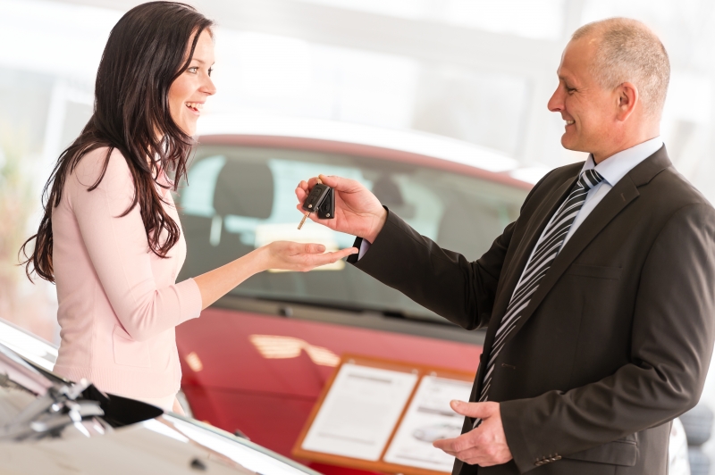 5678427-salesman-handing-car-keys-to-woman